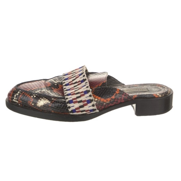 DOROTHEE SCHUMACHER Shoes - Dorothee Schumacher
Embossed Leather Printed Mules
Women's Size: 11